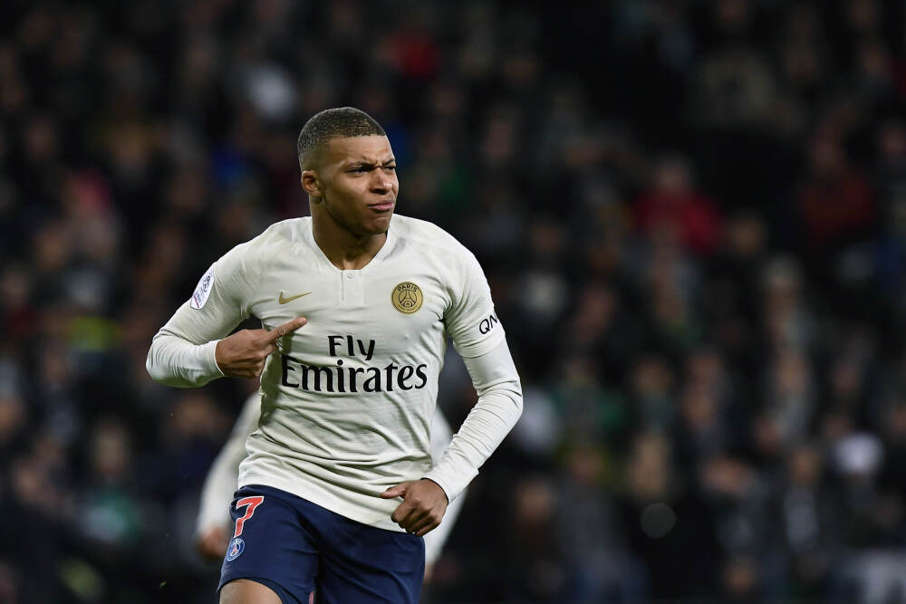 库克发了张疑似 AI 生图, 把反 AI 神剧《同乐者》给背刺了